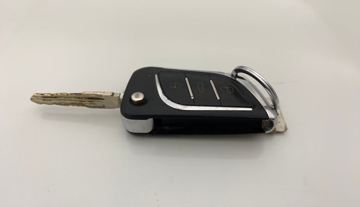 2021 Maruti Vitara Brezza LXI, Petrol, Manual, 79,363 km, Key Close Up