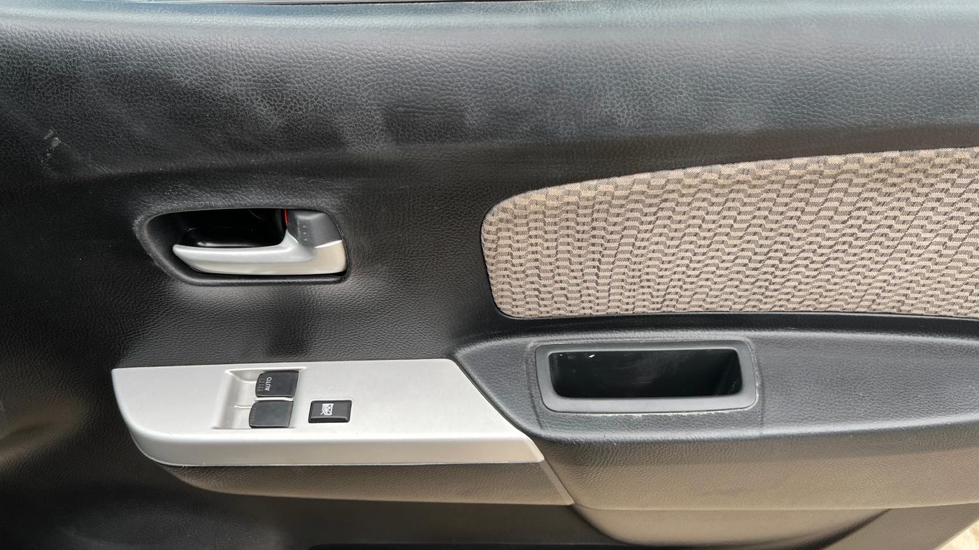 2015 Maruti Wagon R 1.0 LXI, Petrol, Manual, 38,895 km, Driver Side Door Panels Control
