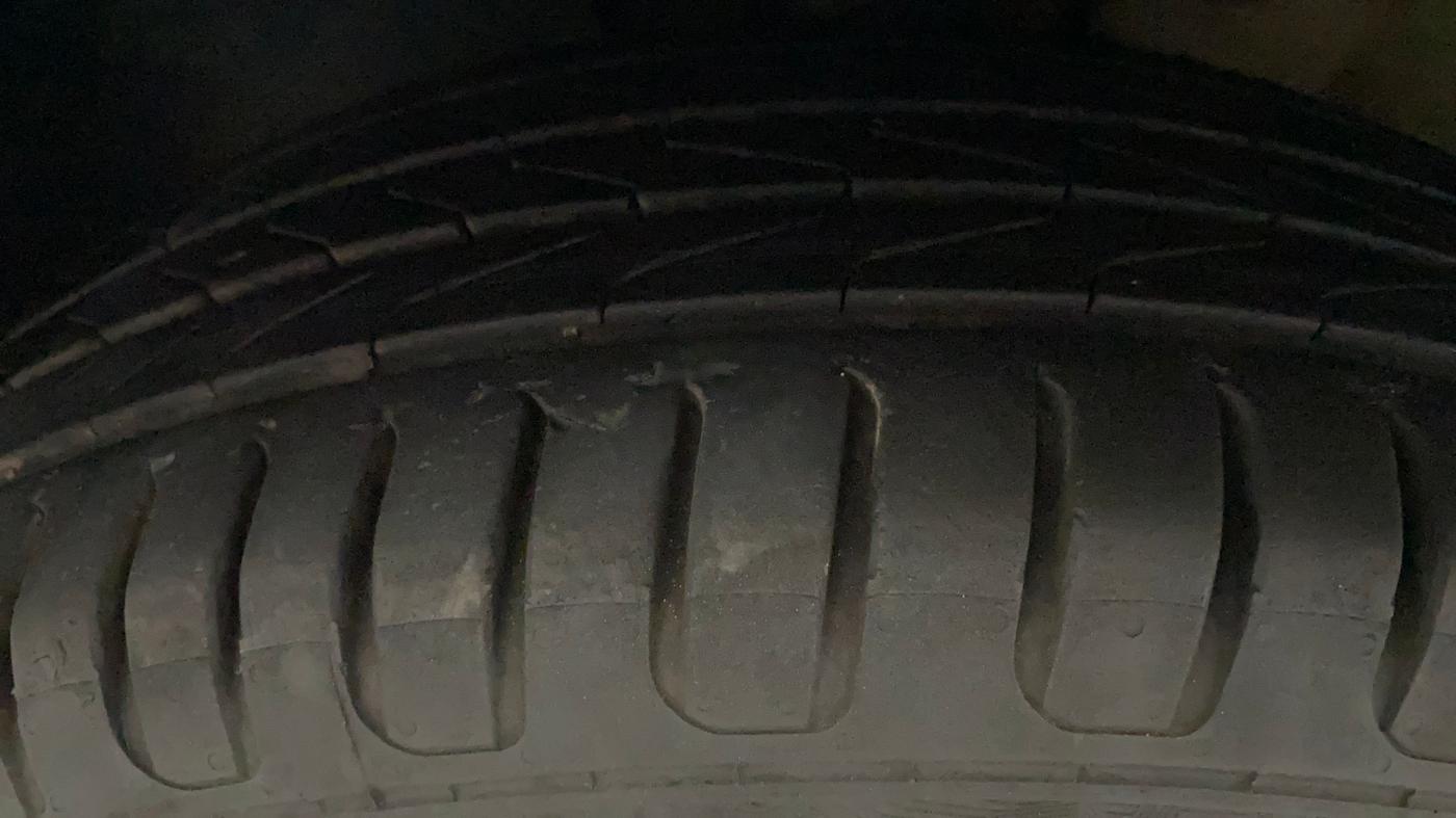 2016 Volkswagen Ameo TRENDLINE 1.2L, Petrol, Manual, 51,296 km, Left Front Tyre Tread