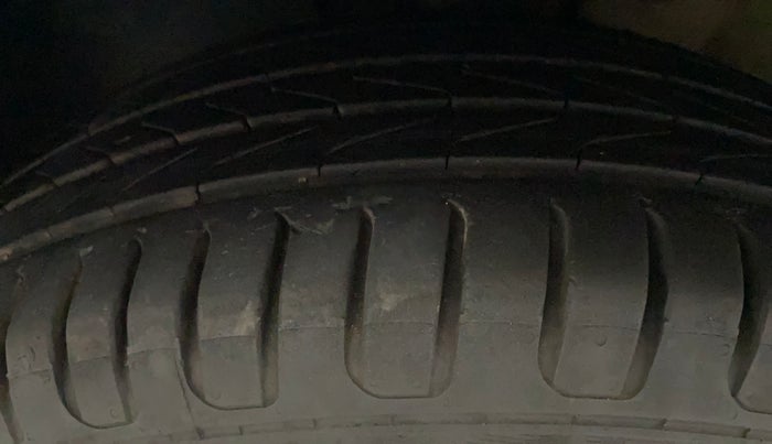 2016 Volkswagen Ameo TRENDLINE 1.2L, Petrol, Manual, 51,284 km, Left Front Tyre Tread