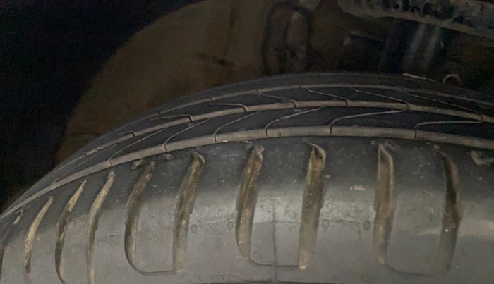 2016 Volkswagen Ameo TRENDLINE 1.2L, Petrol, Manual, 51,284 km, Right Front Tyre Tread