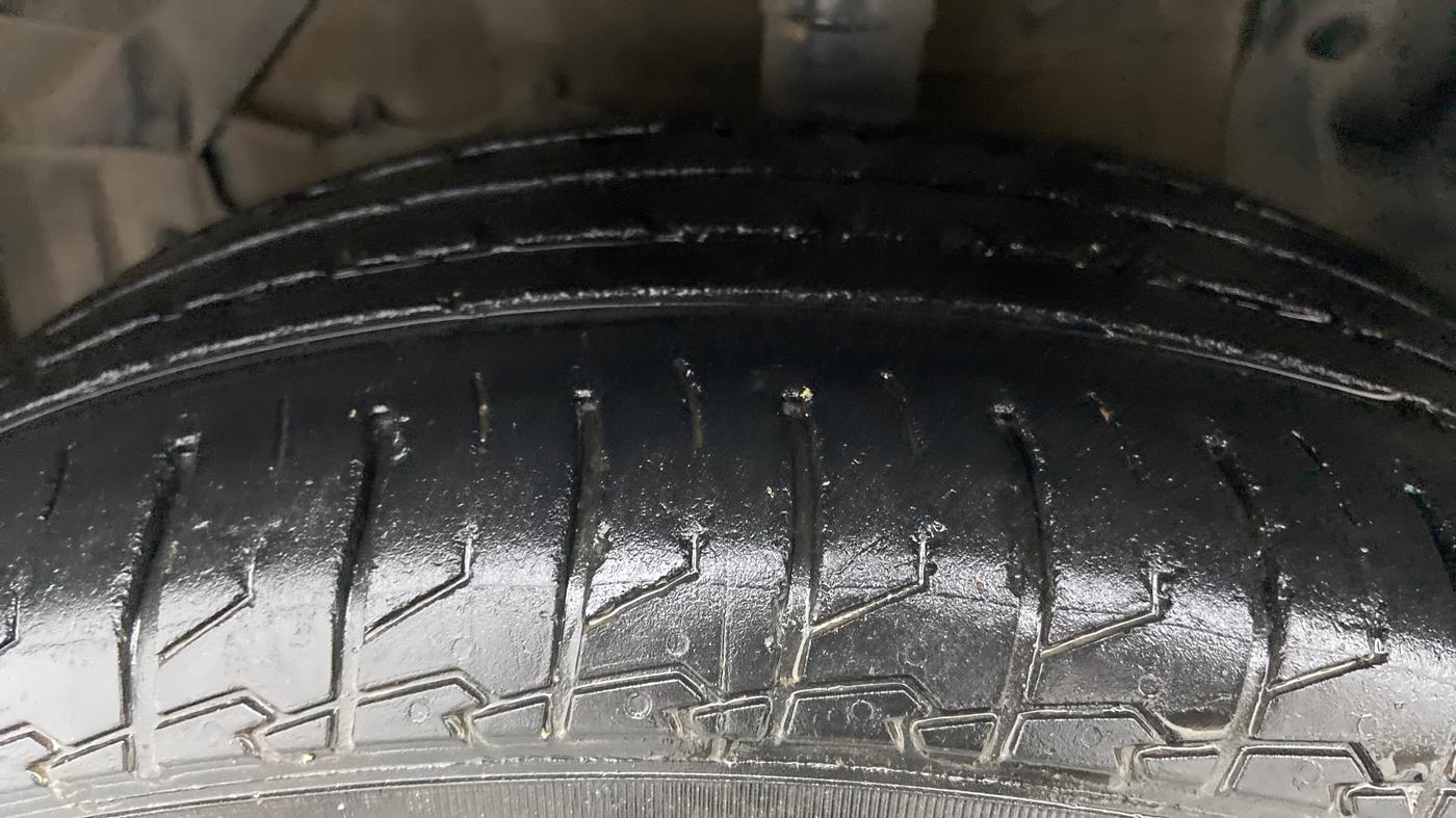 2020 Maruti S Cross ALPHA AT SMART HYBRID, Petrol, Automatic, 42,632 km, Left Front Tyre Tread