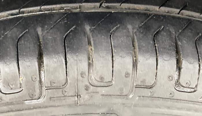 2017 Maruti Swift LXI (O), Petrol, Manual, 56,586 km, Left Front Tyre Tread