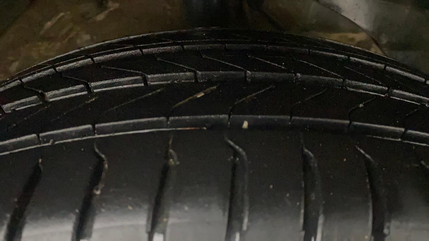 2020 MG HECTOR PLUS SHARP 1.5 PETROL TURBO DCT 6-STR, Petrol, Automatic, 74,192 km, Right Front Tyre Tread