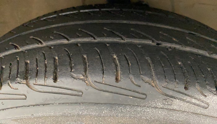 2013 Maruti Ritz LXI, Petrol, Manual, 75,005 km, Right Front Tyre Tread