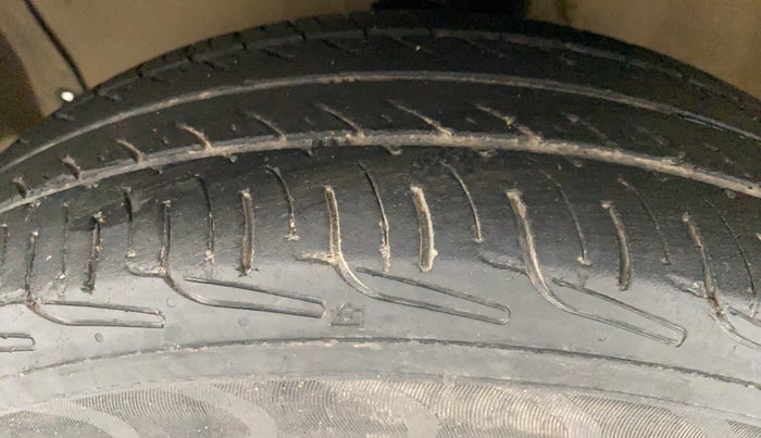 2013 Maruti Ritz LXI, Petrol, Manual, 75,005 km, Left Front Tyre Tread