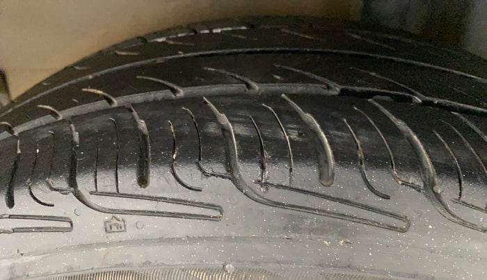 2013 Maruti Ritz LXI, Petrol, Manual, 75,005 km, Left Rear Tyre Tread