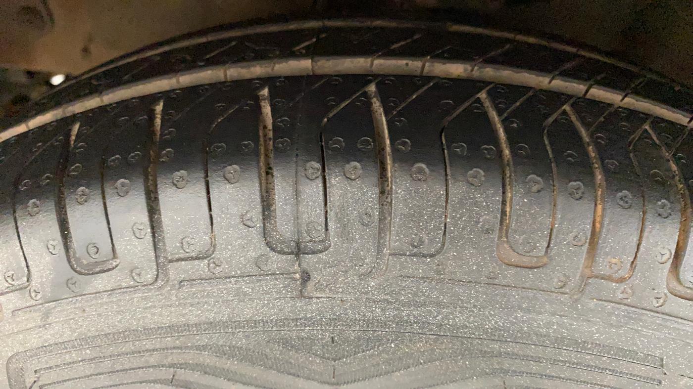 2011 Hyundai i10 MAGNA 1.2, Petrol, Manual, 1,30,587 km, Left Front Tyre Tread