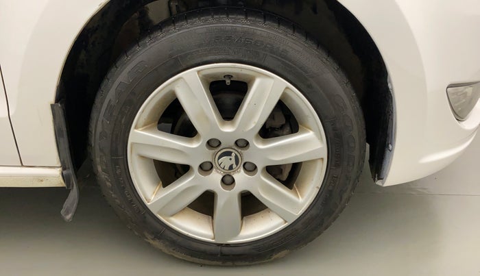 2014 Skoda Rapid AMBITION 1.6 MPI MT PLUS, Petrol, Manual, 94,423 km, Right Front Wheel