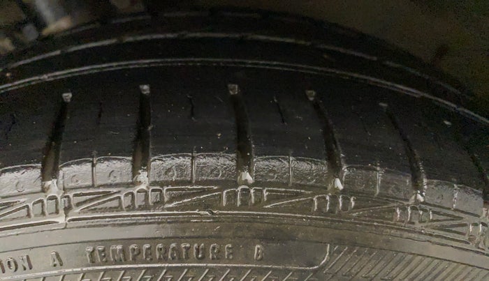 2014 Skoda Rapid AMBITION 1.6 MPI MT PLUS, Petrol, Manual, 94,423 km, Left Front Tyre Tread