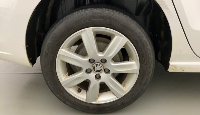 2014 Skoda Rapid AMBITION 1.6 MPI MT PLUS, Petrol, Manual, 94,423 km, Right Rear Wheel