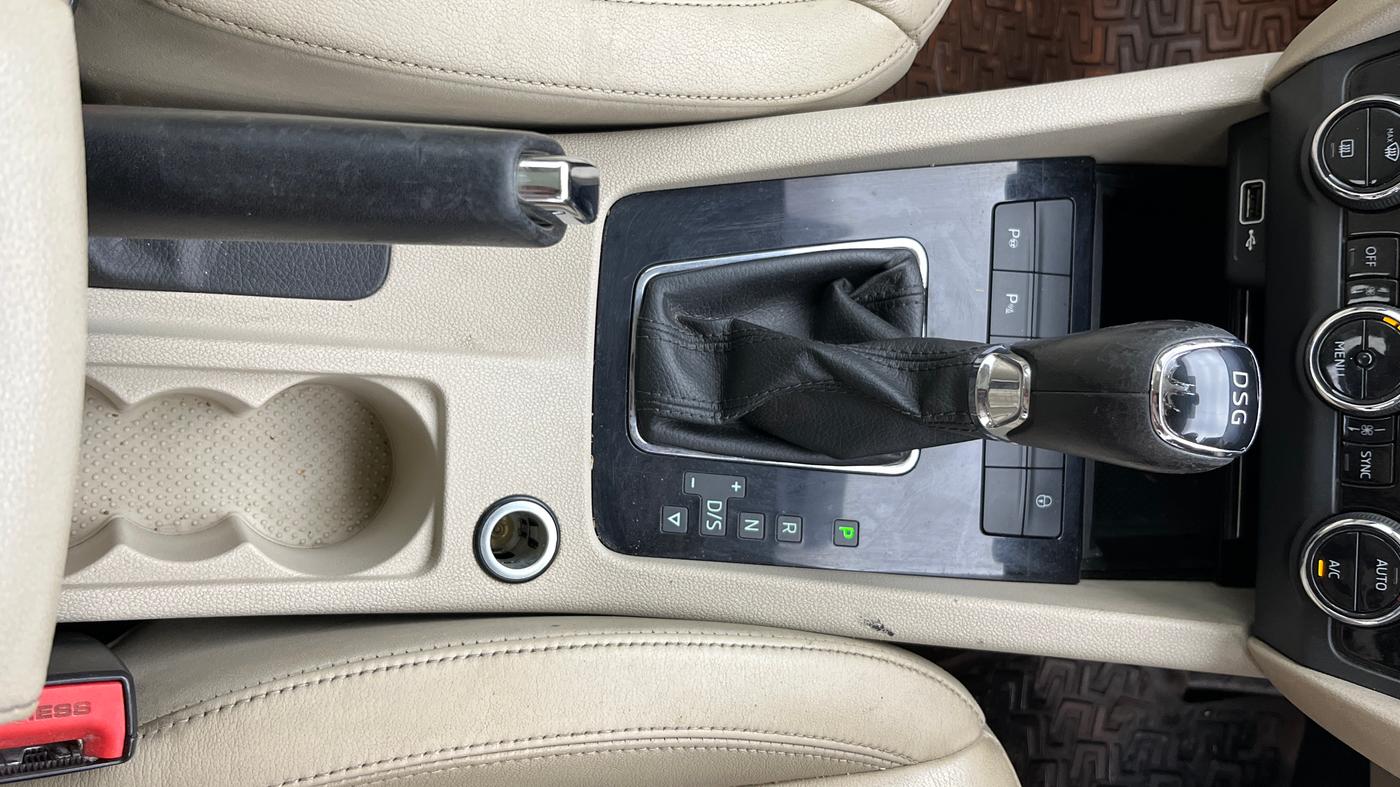 2018 Skoda Octavia L&K 1.8 TSI AT, Petrol, Automatic, 90,191 km, Gear Lever