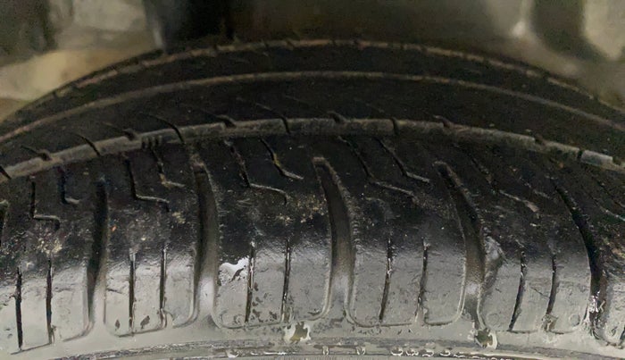 2013 Honda Amaze 1.2L I-VTEC S, Petrol, Manual, 1,00,167 km, Right Rear Tyre Tread