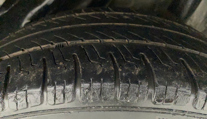 2013 Honda Amaze 1.2L I-VTEC S, Petrol, Manual, 1,00,167 km, Left Rear Tyre Tread