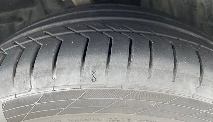 2015 Mercedes Benz C Class C 200 AVANTGARDE, Petrol, Automatic, 42,808 km, Right Front Tyre Tread