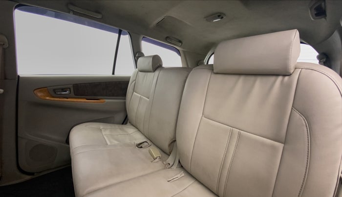 2011 Toyota Innova 2.5 V 8 STR, Diesel, Manual, 1,22,442 km, Right Side Door Cabin View