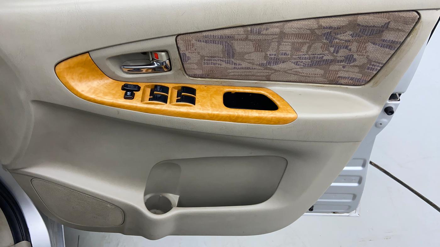 2011 Toyota Innova 2.5 V 8 STR, Diesel, Manual, 1,22,442 km, Driver Side Door Panels Controls