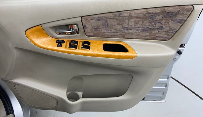 2011 Toyota Innova 2.5 V 8 STR, Diesel, Manual, 1,22,442 km, Driver Side Door Panels Controls