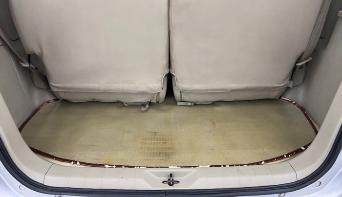2011 Toyota Innova 2.5 V 8 STR, Diesel, Manual, 1,22,442 km, Boot Inside View
