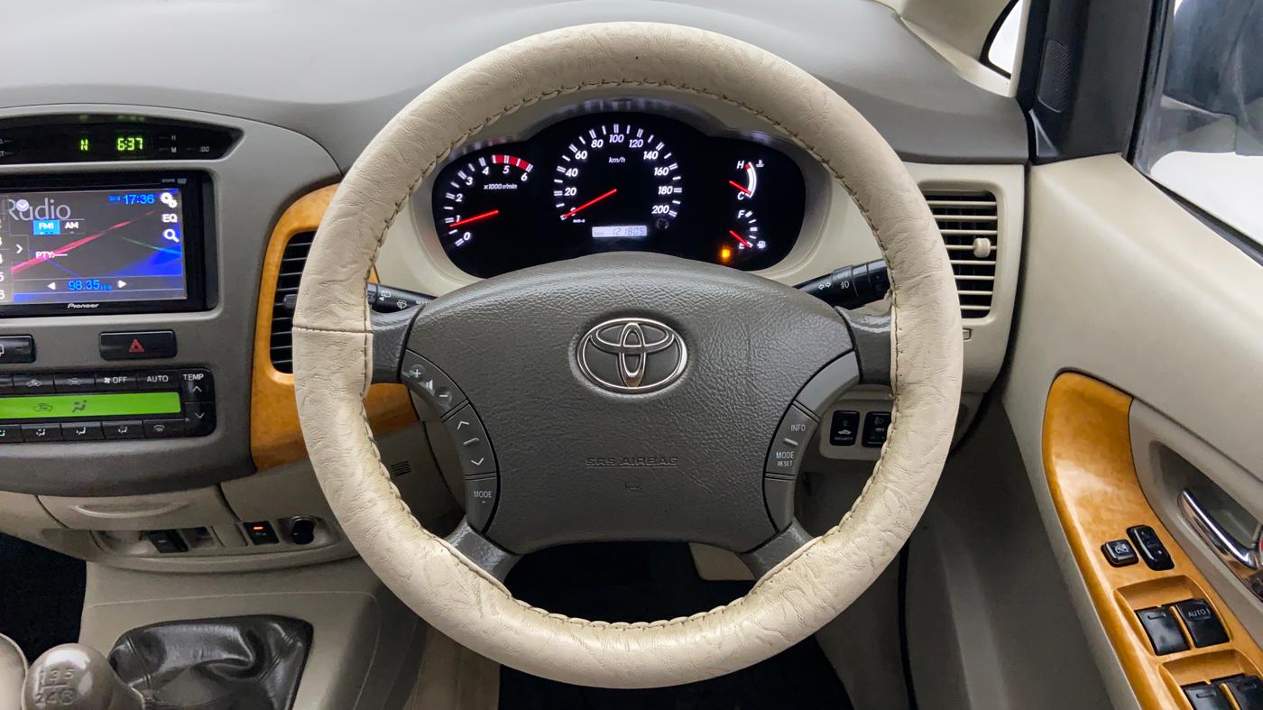 2011 Toyota Innova 2.5 V 8 STR, Diesel, Manual, 1,22,442 km, Steering Wheel Close-up