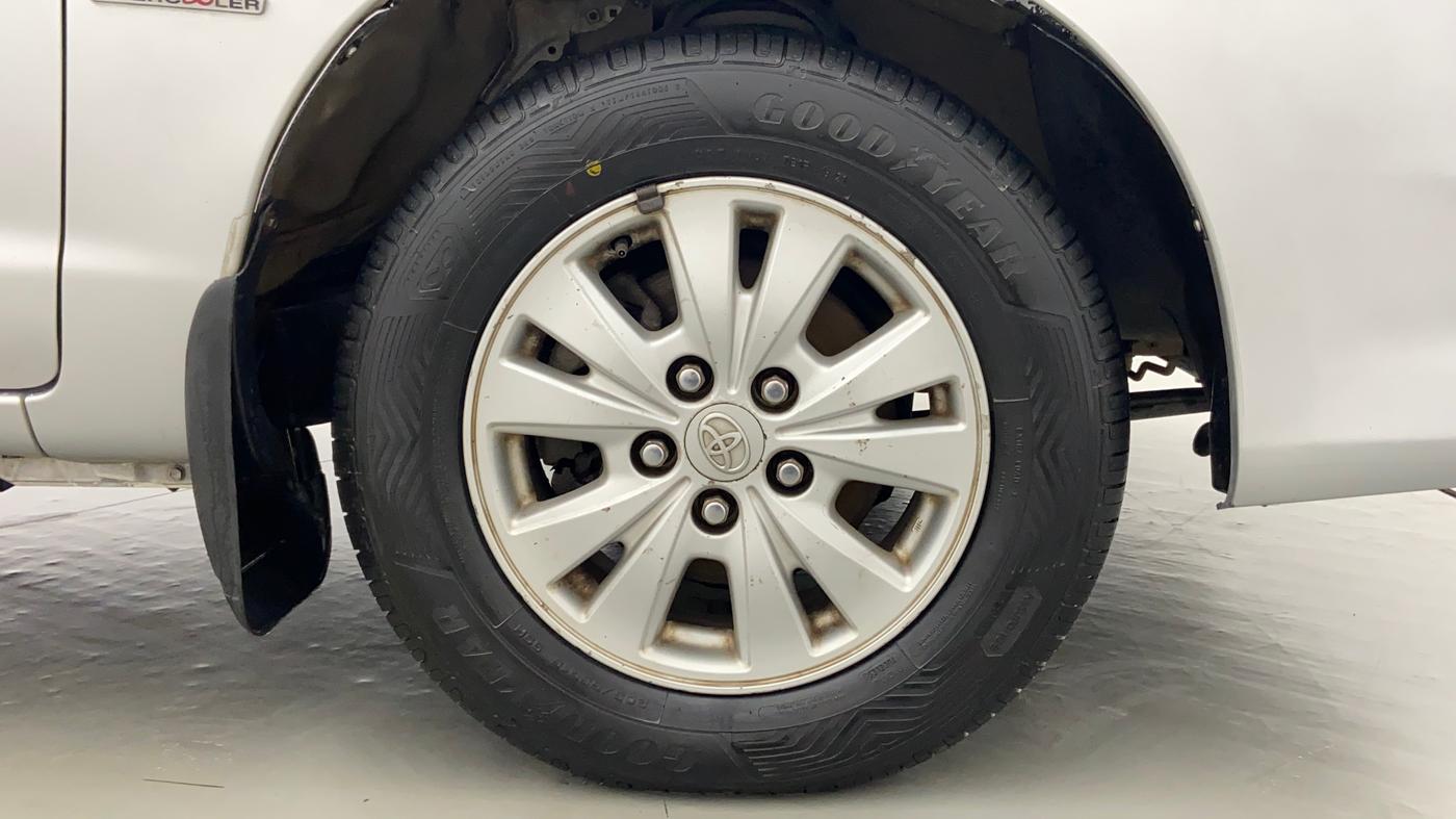 2011 Toyota Innova 2.5 V 8 STR, Diesel, Manual, 1,22,442 km, Right Front Tyre