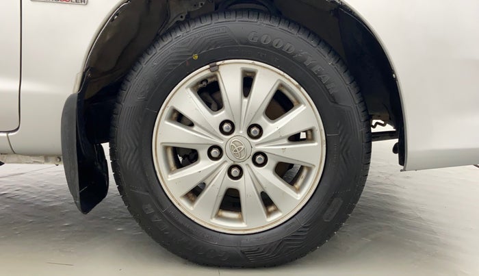 2011 Toyota Innova 2.5 V 8 STR, Diesel, Manual, 1,22,442 km, Right Front Tyre