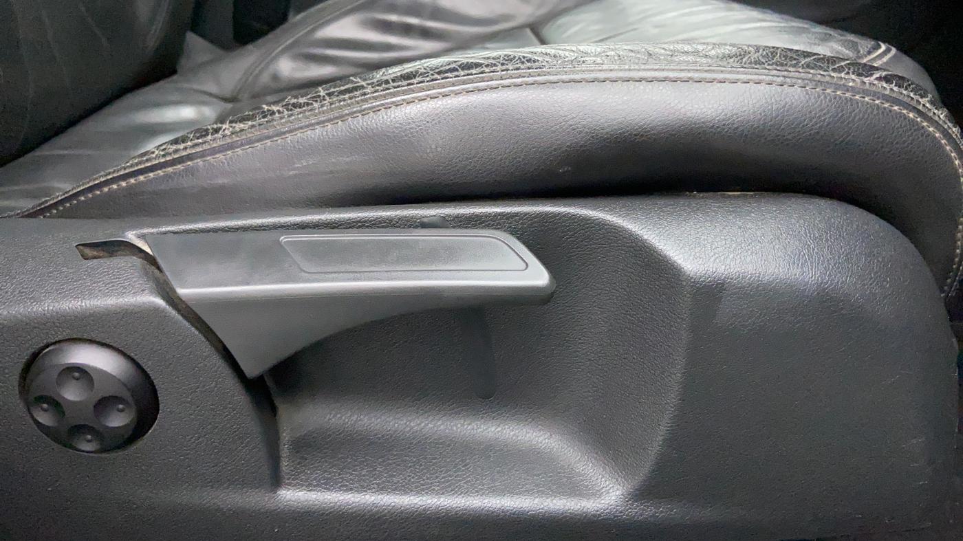 2010 Volkswagen Jetta COMFORTLINE 2.0L TDI, Diesel, Manual, 1,29,205 km, Driver Side Adjustment Panel