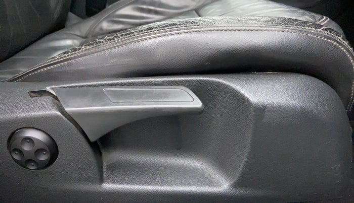 2010 Volkswagen Jetta COMFORTLINE 2.0L TDI, Diesel, Manual, 1,29,205 km, Driver Side Adjustment Panel