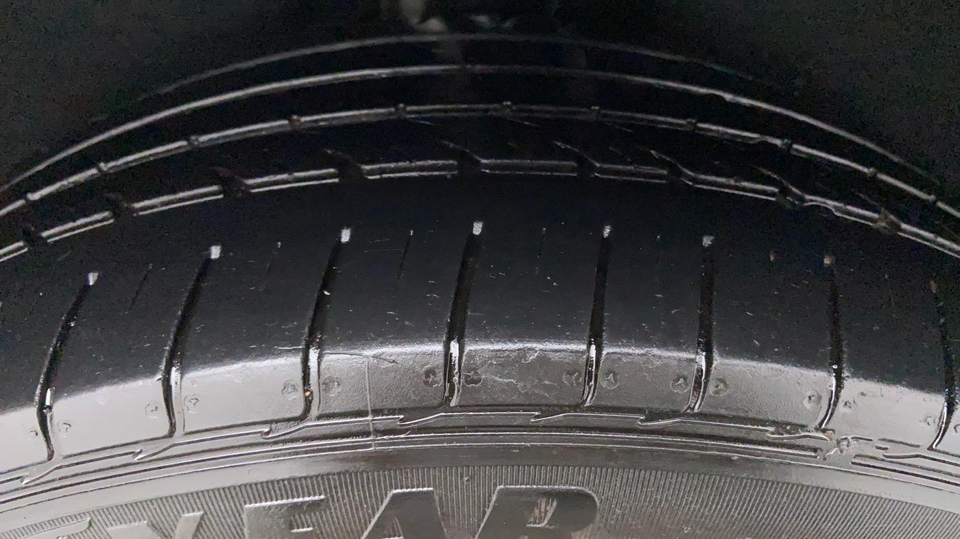 2010 Volkswagen Jetta COMFORTLINE 2.0L TDI, Diesel, Manual, 1,29,205 km, Right Rear Tyre Tread