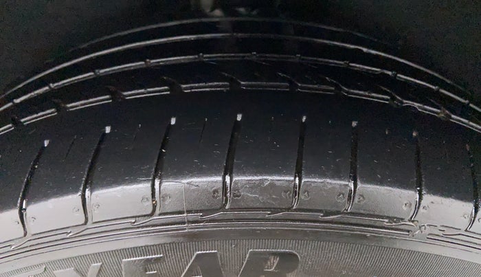 2010 Volkswagen Jetta COMFORTLINE 2.0L TDI, Diesel, Manual, 1,29,205 km, Right Rear Tyre Tread