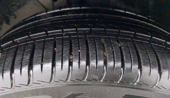 2010 Volkswagen Jetta COMFORTLINE 2.0L TDI, Diesel, Manual, 1,29,205 km, Right Front Tyre Tread