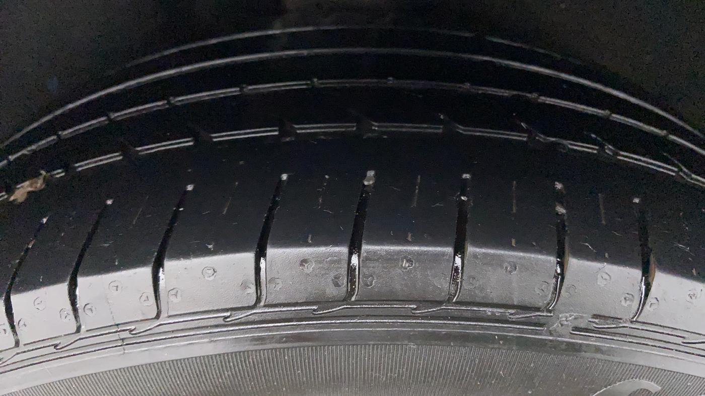 2010 Volkswagen Jetta COMFORTLINE 2.0L TDI, Diesel, Manual, 1,29,205 km, Left Rear Tyre Tread