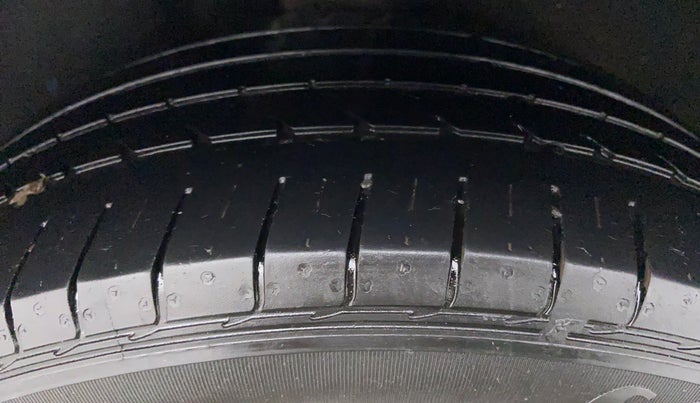 2010 Volkswagen Jetta COMFORTLINE 2.0L TDI, Diesel, Manual, 1,29,205 km, Left Rear Tyre Tread