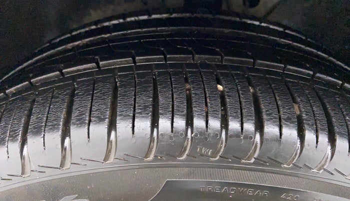 2010 Volkswagen Jetta COMFORTLINE 2.0L TDI, Diesel, Manual, 1,29,205 km, Left Front Tyre Tread