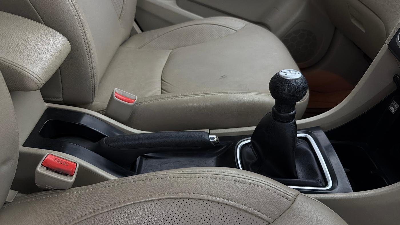 2016 Maruti Ciaz ZXI+, Petrol, Manual, 35,915 km, Gear Lever