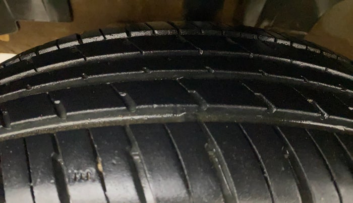 2016 Renault Kwid RXL, Petrol, Manual, 1,11,165 km, Left Front Tyre Tread