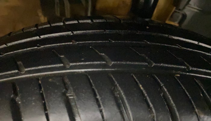 2016 Renault Kwid RXL, Petrol, Manual, 1,11,165 km, Right Front Tyre Tread