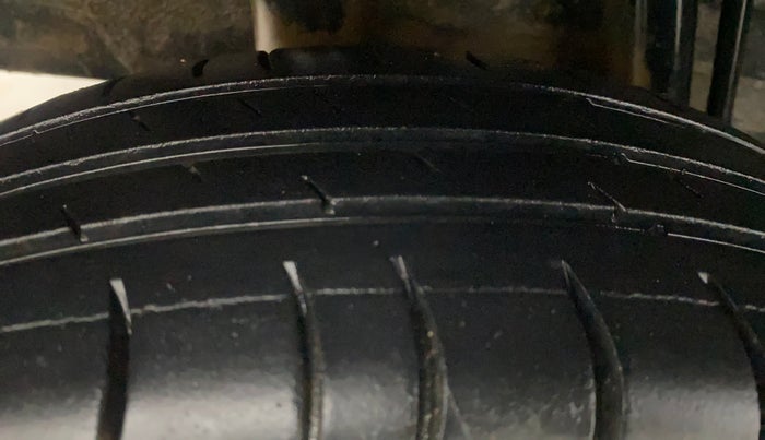 2016 Renault Kwid RXL, Petrol, Manual, 1,11,165 km, Right Rear Tyre Tread