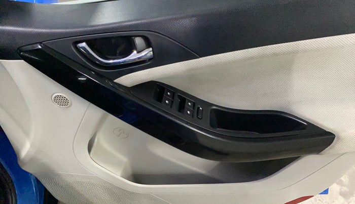 2020 Tata NEXON XZ PLUS (O) PETROL DUAL TONE, Petrol, Manual, 61,167 km, Driver Side Door Panels Control