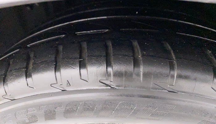 2015 Toyota Camry HYBRID AT, Petrol, Automatic, 1,52,145 km, Right Rear Tyre Tread