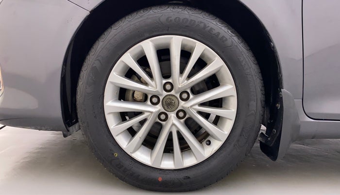 2015 Toyota Camry HYBRID AT, Petrol, Automatic, 1,52,145 km, Left Front Wheel