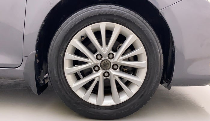 2015 Toyota Camry HYBRID AT, Petrol, Automatic, 1,52,145 km, Right Front Wheel