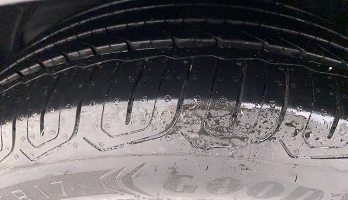 2015 Toyota Camry HYBRID AT, Petrol, Automatic, 1,52,145 km, Left Front Tyre Tread