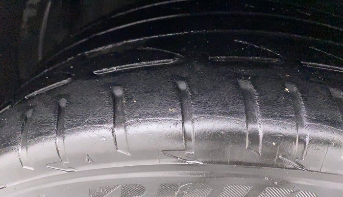 2015 Toyota Camry HYBRID AT, Petrol, Automatic, 1,52,145 km, Right Front Tyre Tread