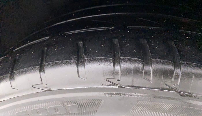 2015 Toyota Camry HYBRID AT, Petrol, Automatic, 1,52,145 km, Left Rear Tyre Tread