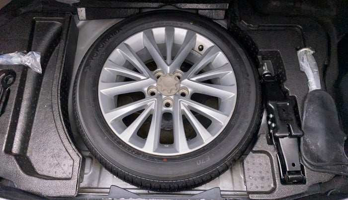 2015 Toyota Camry HYBRID AT, Petrol, Automatic, 1,52,145 km, Spare Tyre