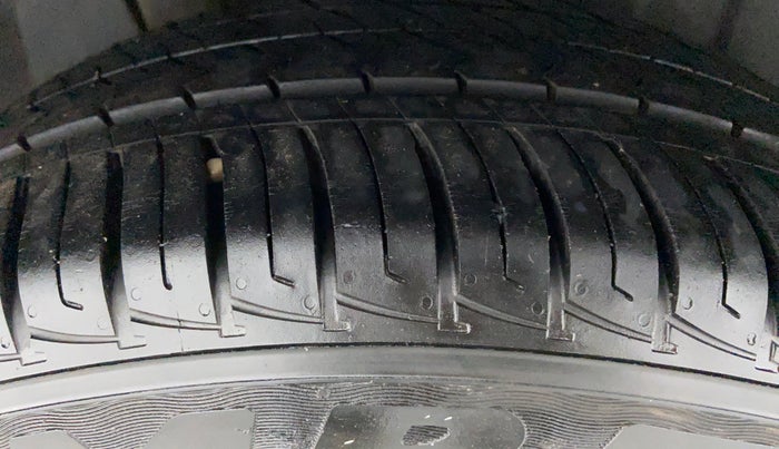 2012 Maruti SX4 ZDI, Diesel, Manual, 1,33,305 km, Right Rear Tyre Tread