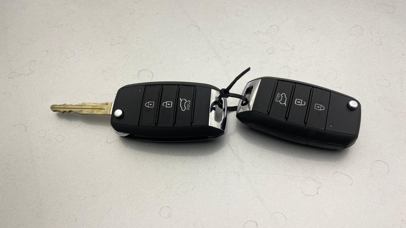 2022 KIA CARENS PRESTIGE 1.5 PETROL 7 STR, CNG, Manual, 14,845 km, Key Close Up