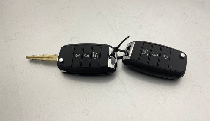 2022 KIA CARENS PRESTIGE 1.5 PETROL 7 STR, CNG, Manual, 14,845 km, Key Close Up