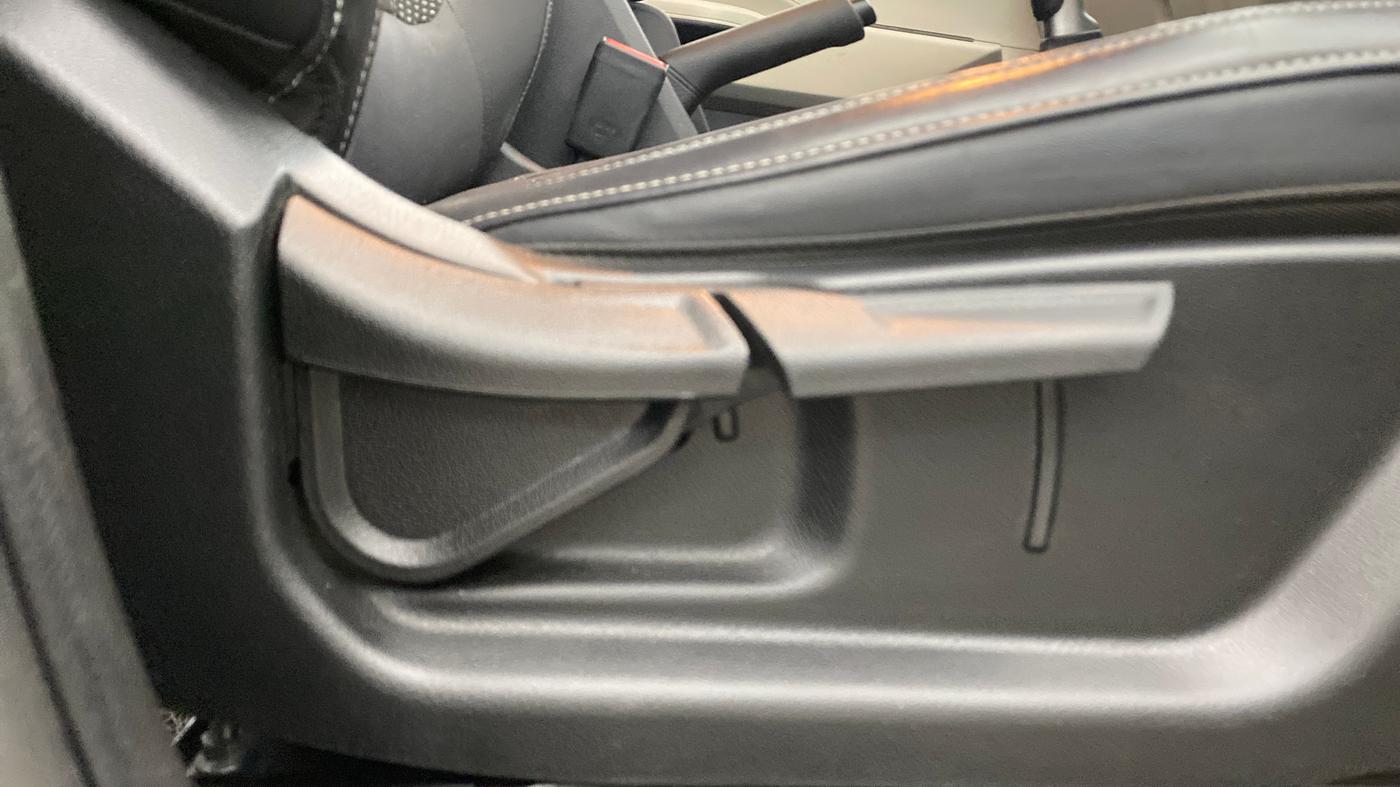 2022 KIA CARENS PRESTIGE 1.5 PETROL 7 STR, CNG, Manual, 14,845 km, Driver Side Adjustment Panel